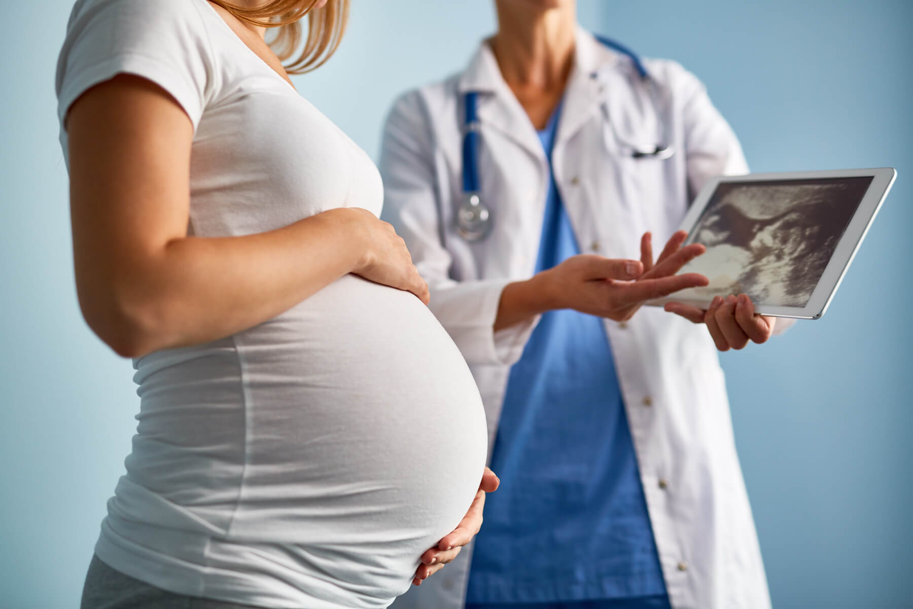 Badania genetyczne w ciąży – jakie są ich rodzaje i kto powinien je wykonać?
